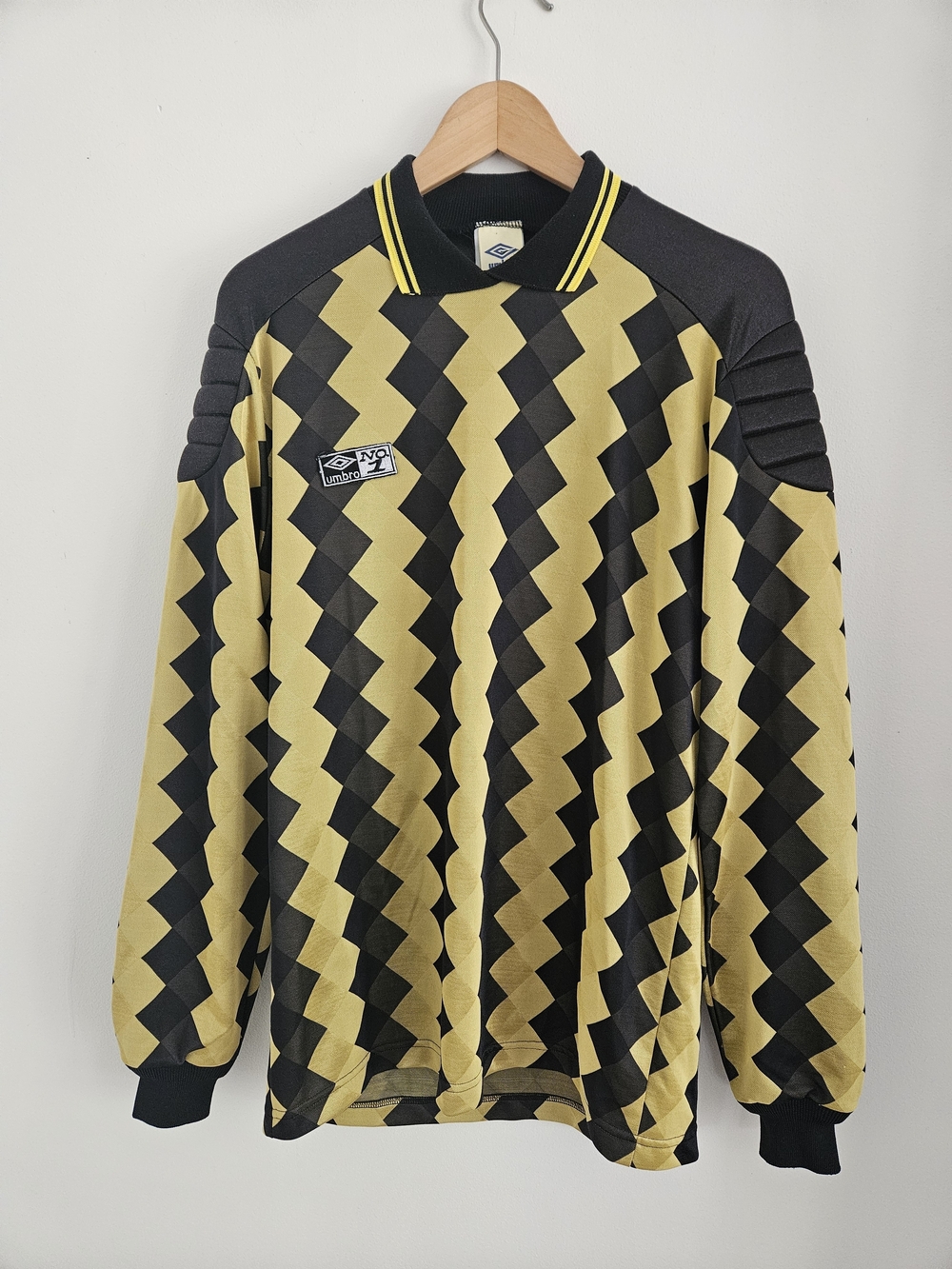 Vintage Umbro Black & Gold Zigzag Goalkeeper Top Mens Large